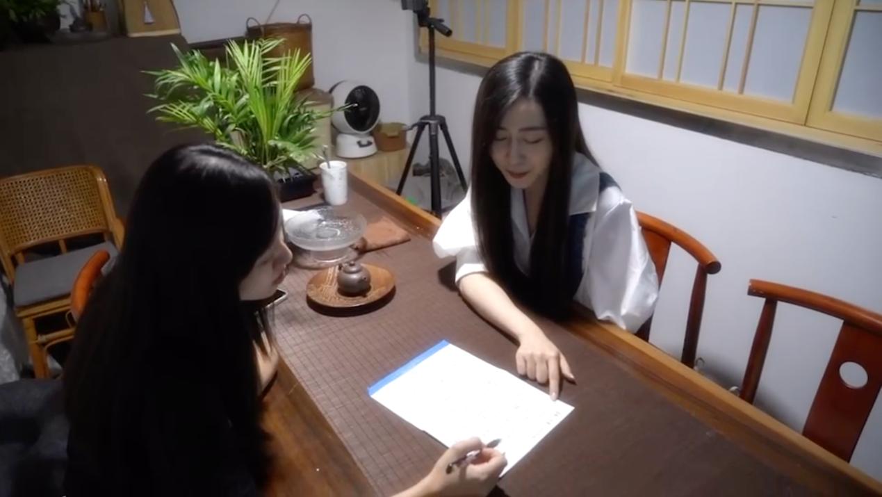 Lin Yu-ju and her sister Ting-yu are working on a script for short video shooting. /CGTN