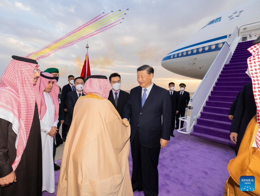 Chinese President Xi Jinping is warmly greeted upon his arrival by Governor of Riyadh Province Prince Faisal bin Bandar Al Saud, Foreign Minister Prince Faisal bin Farhan Al Saud, Minister Yasir Al-Rumayyan who works on China affairs and other key members of the royal family and senior officials of the government at the King Khalid International Airport in Riyadh, Saudi Arabia, December 7, 2022. /Xinhua