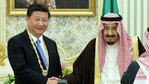 Chinese President Xi Jinping (L) is awarded with Abdulaziz Medal by Saudi King Salman bin Abdulaziz Al Saud after their talks in Riyadh, Saudi Arabia, January 19, 2016. /Chinese Ministry of Foreign Affairs