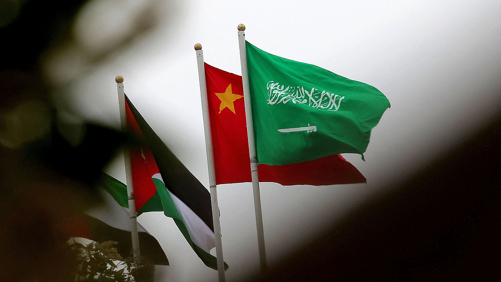Chinese and Saudi flags adorn a street in Riyadh, Saudi Arabia, December 7, 2022. /CFP