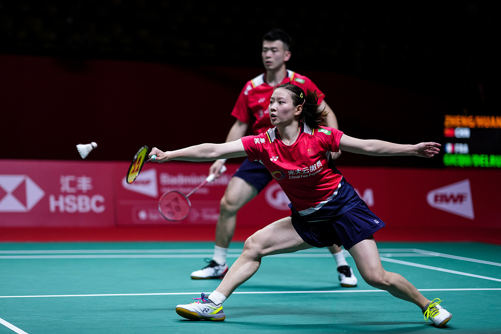 Huang Yaqiong (front) and Zheng Siwei of China compete in the mixed doubles match at the BWF World Tour Finals in Bangkok, Thailand, December 7, 2022. /CFP