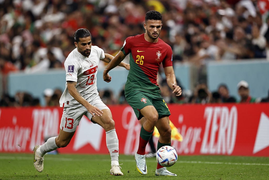 Goncalo Ramos (R) of Portugal dribbles during the World Cup clash with Switzerland at Lusail Stadium in Lusail City, Qatar, December 6, 2022. /CFP