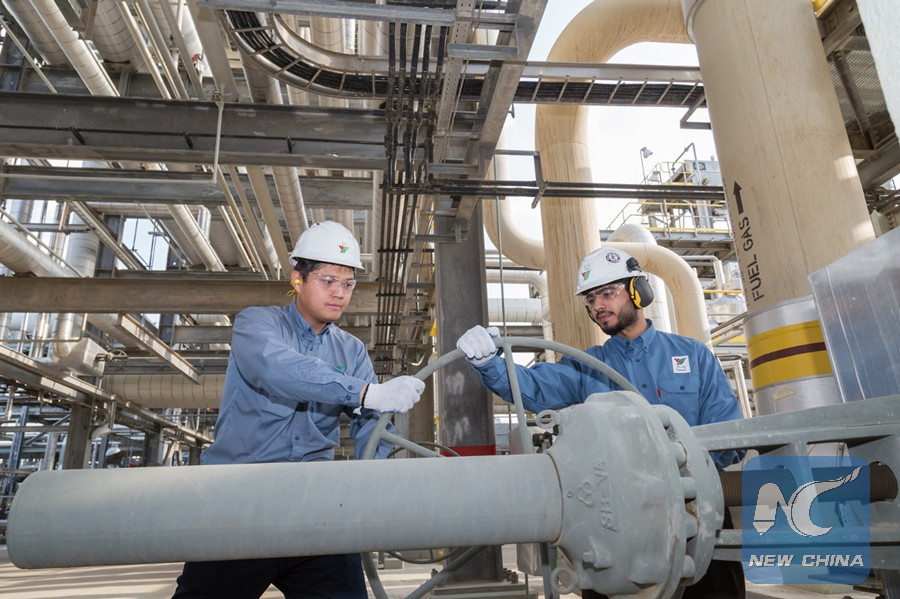 A Chinese engineer from China Petrochemical Corporation (Sinopec) works with his Saudi colleague inside the Yanbu Aramco Sinopec Refining Company, Saudi Arabia, on July 2, 2018. /Xinhua