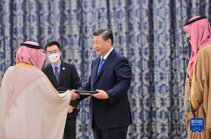 Chinese President Xi Jinping attended the honorary doctorate-awarding ceremony of King Saud University at the royal palace in Riyadh, Saudi Arabia, December 8, 2022. /Xinhua