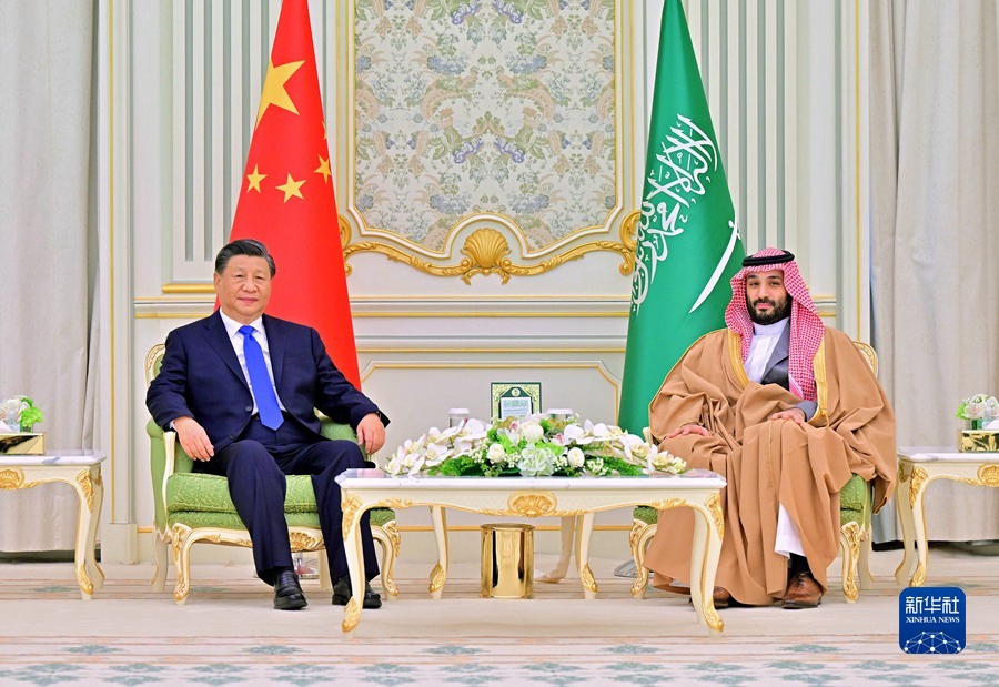 Chinese President Xi Jinping meets with Saudi Crown Prince and Prime Minister Mohammed bin Salman Al Saud at the royal palace in Riyadh, Saudi Arabia, December 8, 2022. /Xinhua