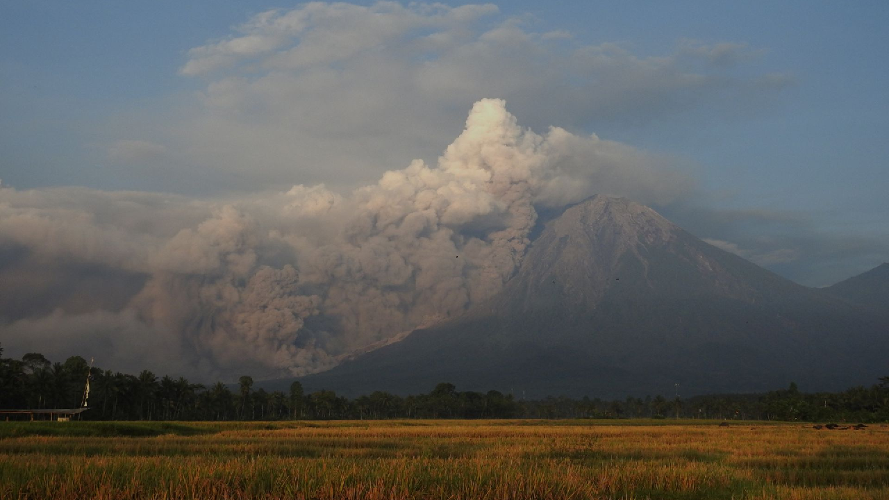 Asia News Wrap: A volcano in Indonesia disrupts lives of thousands - CGTN