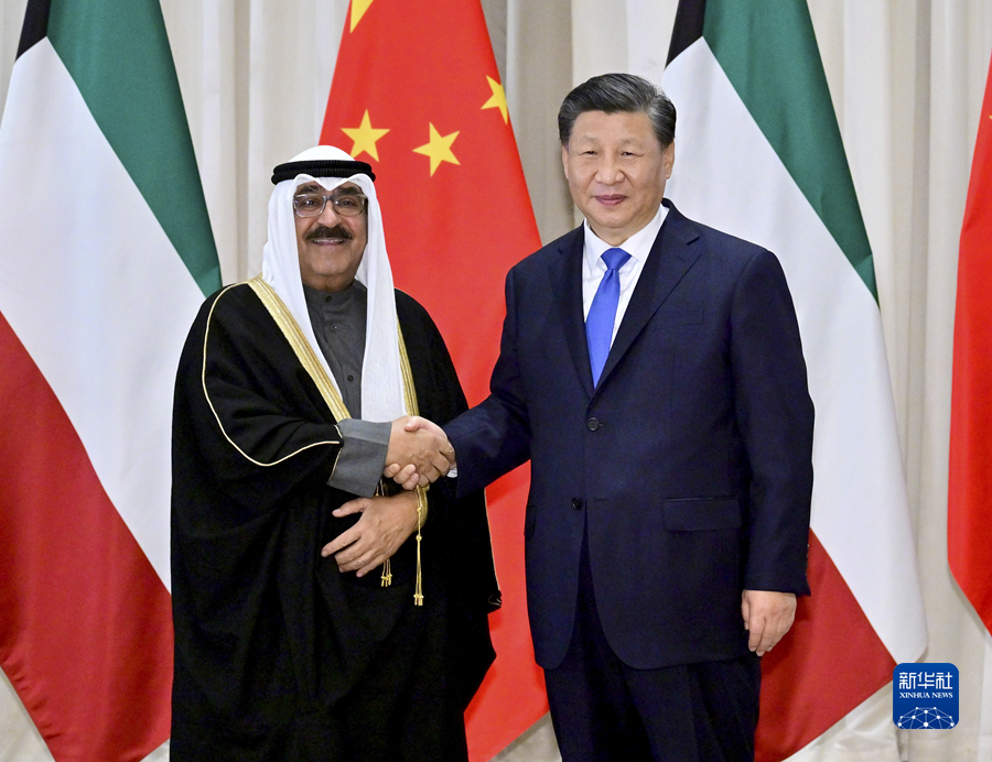 Chinese President Xi Jinping (R) meets with Kuwaiti Crown Prince Sheikh Mishal Al-Ahmad Al-Jaber Al-Sabah in Riyadh, Saudi Arabia, December 8, 2022. /Xinhua