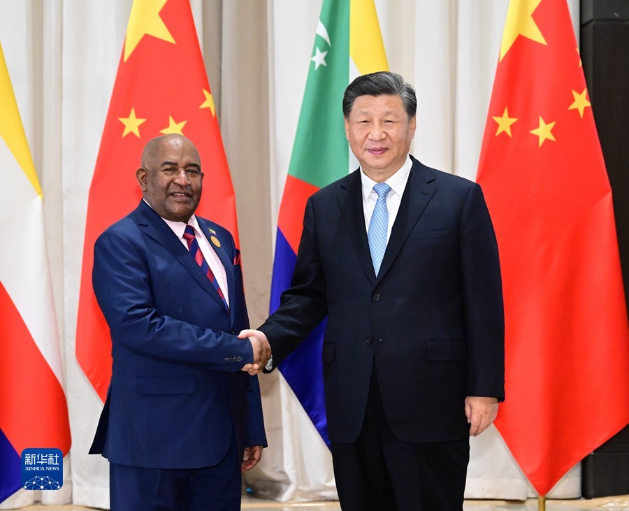 Chinese President Xi Jinping (R) meets with his Comorian counterpart Azali Assoumani in Riyadh, capital of Saudi Arabia, December 9, 2022. /Xinhua