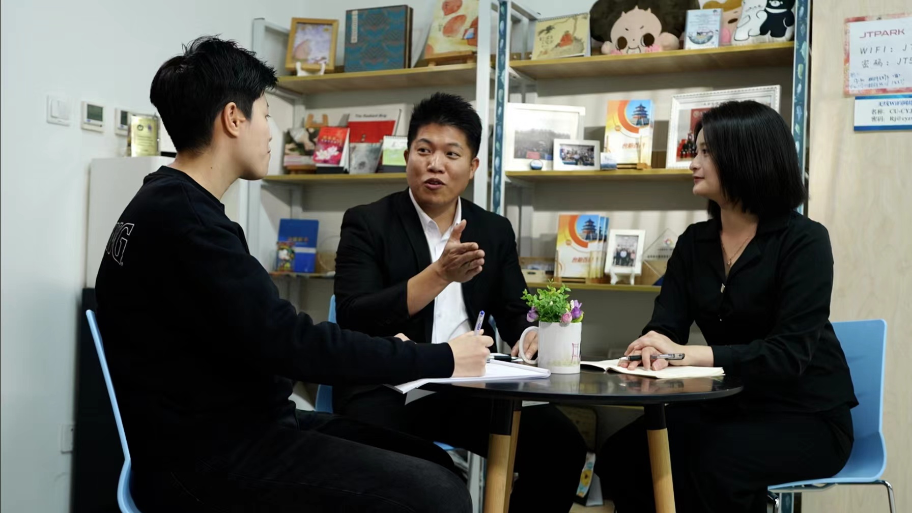 Chen Wencheng talks with other young people from Taiwan in a meeting, November 12, 2022. /CGTN