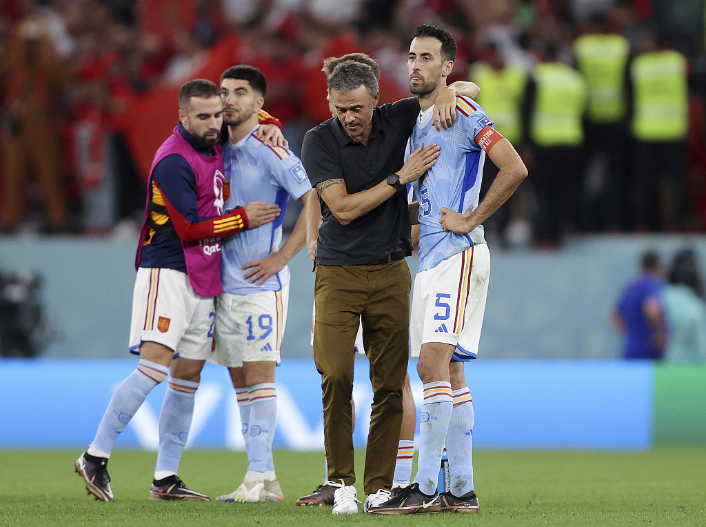 Luis Enrique consoles Spain captain Sergio Busquets after their World Cup exit at Education City Stadium in Al Rayyan, Qatar, December 6, 2022. /CFP