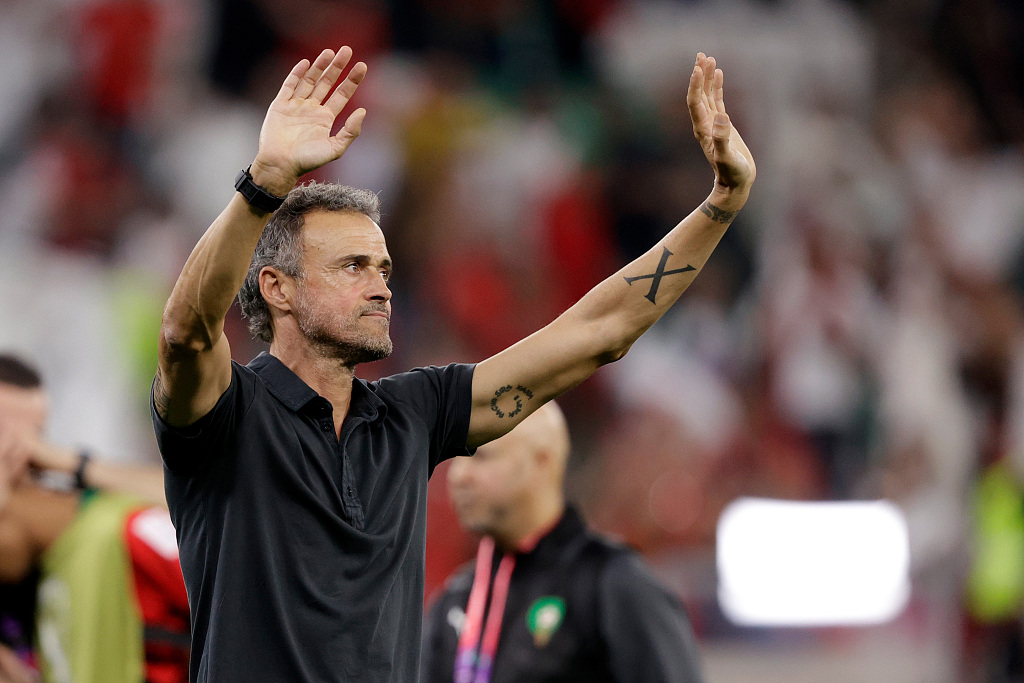 Luis Enrique bids the crowd farewell after their World Cup exit at Education City Stadium in Al Rayyan, Qatar, December 6, 2022. /CFP