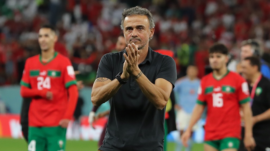 Luis Enrique applauds the fans following Spain's World Cup loss to Morocco at Education City Stadium in Al Rayyan, Qatar, December 6, 2022. /CFP