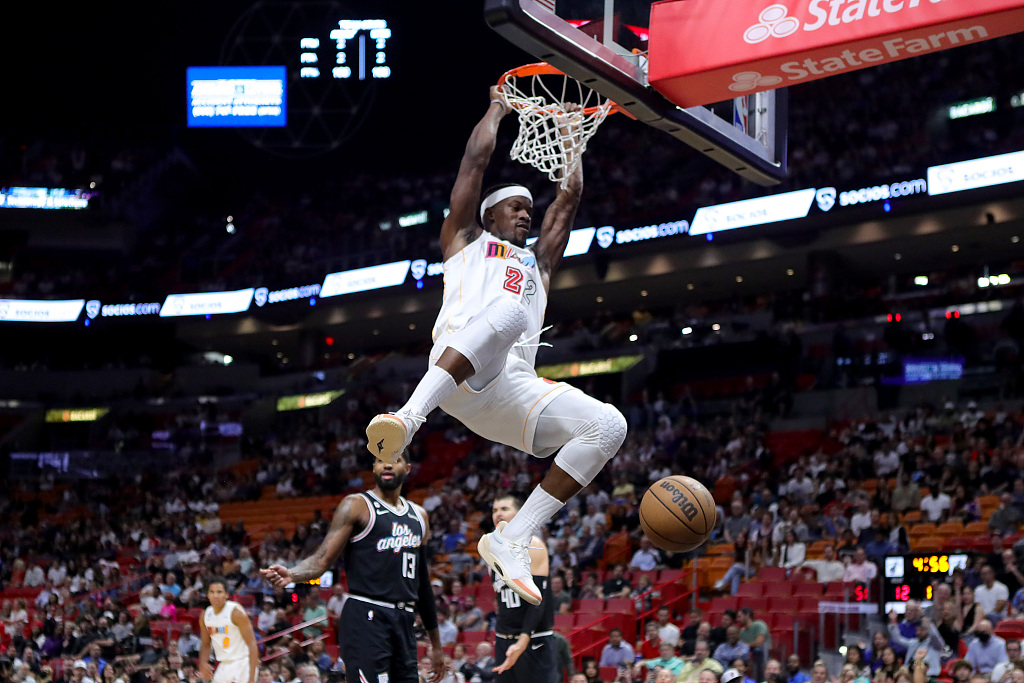 Jimmy Butler (#22) of the Miami Heat dunks in the game against the Los Angeles Clippers at FTX Arena in Miami, Florida, December 8, 2022. /CFP