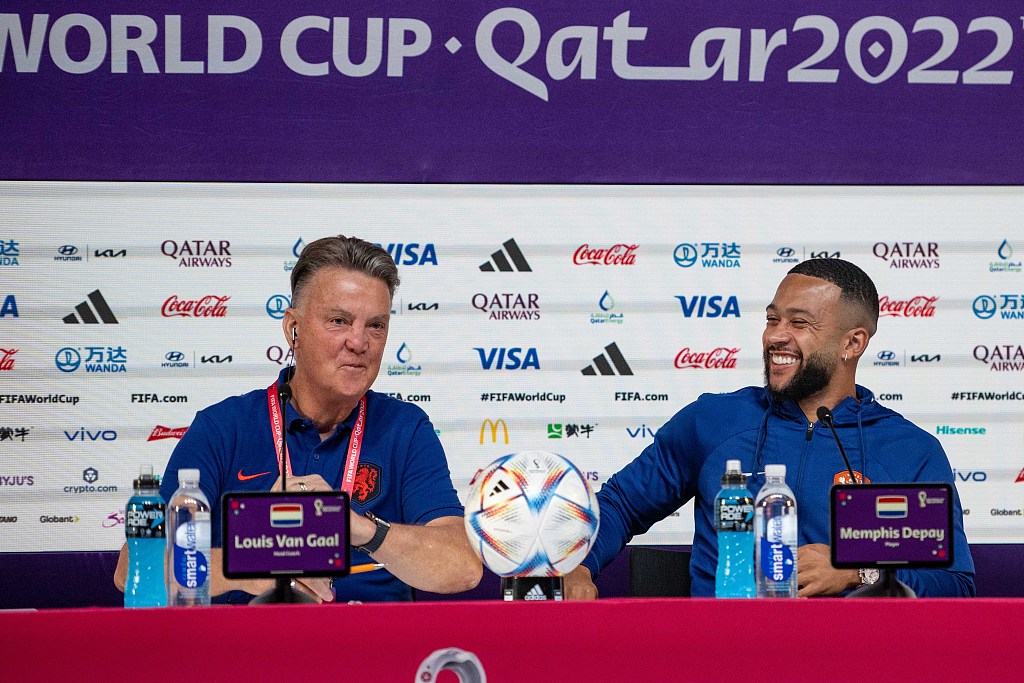 Louis van Gaal (L), manager of the Netherlands, and his player Memphis Depay attend the press conference during the FIFA World Cup at main media center in Doha, Qatar, December 8, 2022. /CFP 