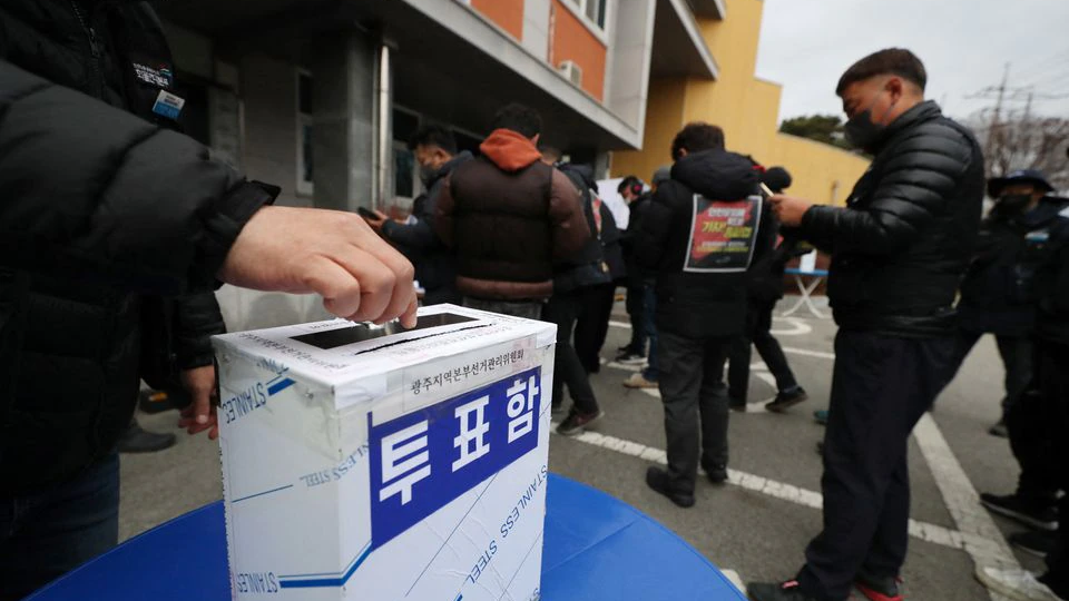 Striking truckers vote on whether to end their strike in Gwangju, South Korea, December 9, 2022. /Reuters