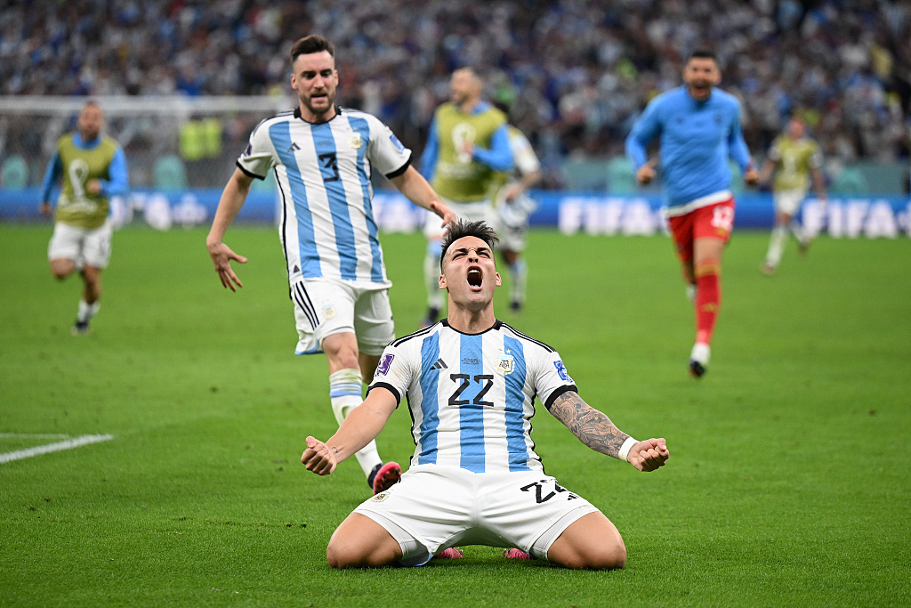 Lautaro Martinez (#22) of Argentina celebrates after making the game-winning penalty in the FIFA World Cup quarterfinals against the Netherlands at Lusail Stadium in Qatar, December 9, 2022. /CFP