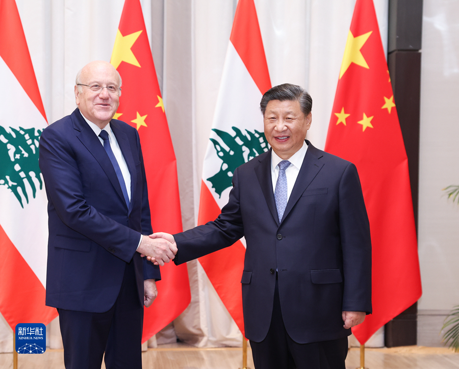Chinese President Xi Jinping (R) meets with Lebanese Prime Minister Najib Mikati in Riyadh, Saudi Arabia, December 9, 2022. /Xinhua