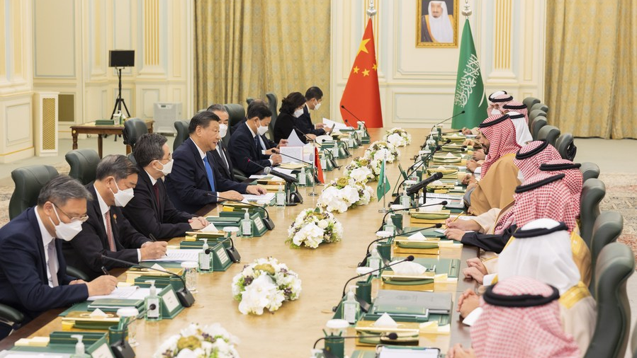 Chinese President Xi Jinping (4th L) holds talks with Saudi Crown Prince and Prime Minister Mohammed bin Salman Al Saud at the royal palace in Riyadh, Saudi Arabia, December 8, 2022. /Xinhua