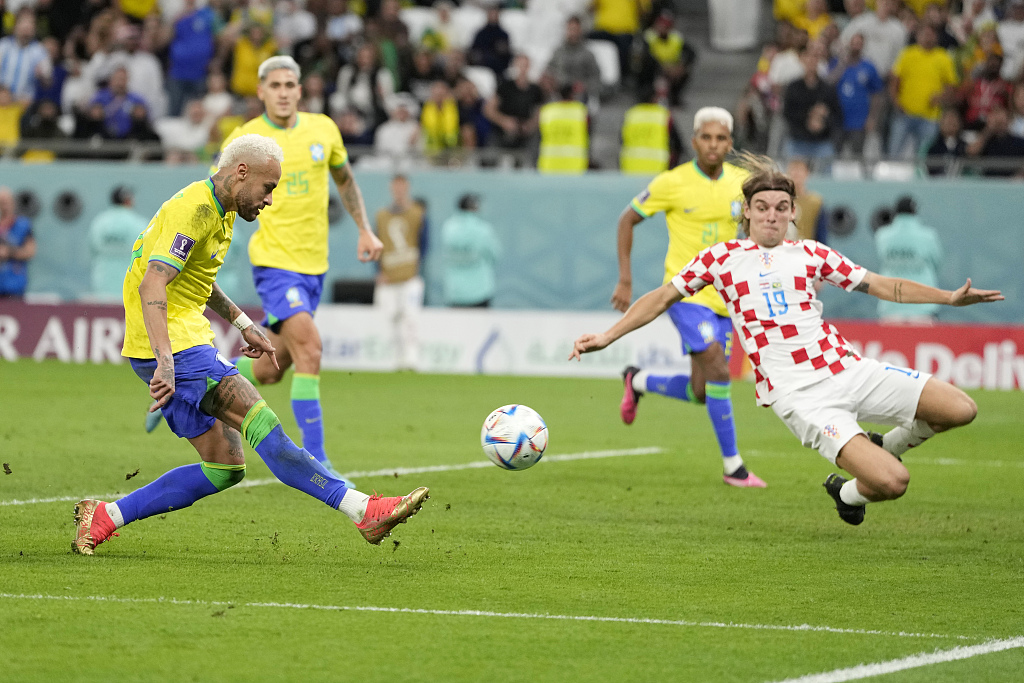 Brazil's Neymar (L) scores the first goal in his team's World Cup quarterfinal match against Croatia in Al Rayyan, Qatar, December 9, 2022. /CFP
