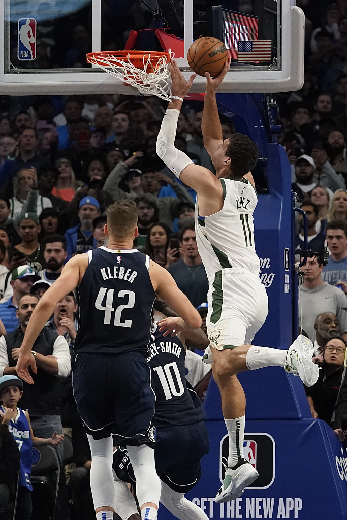 Brook Lopez (#11) of the Milwaukee Bucks makes the game-winning field goal against the Dallas Mavericks at American Airlines Center in Dallas, Texas, December 9, 2022. /CFP