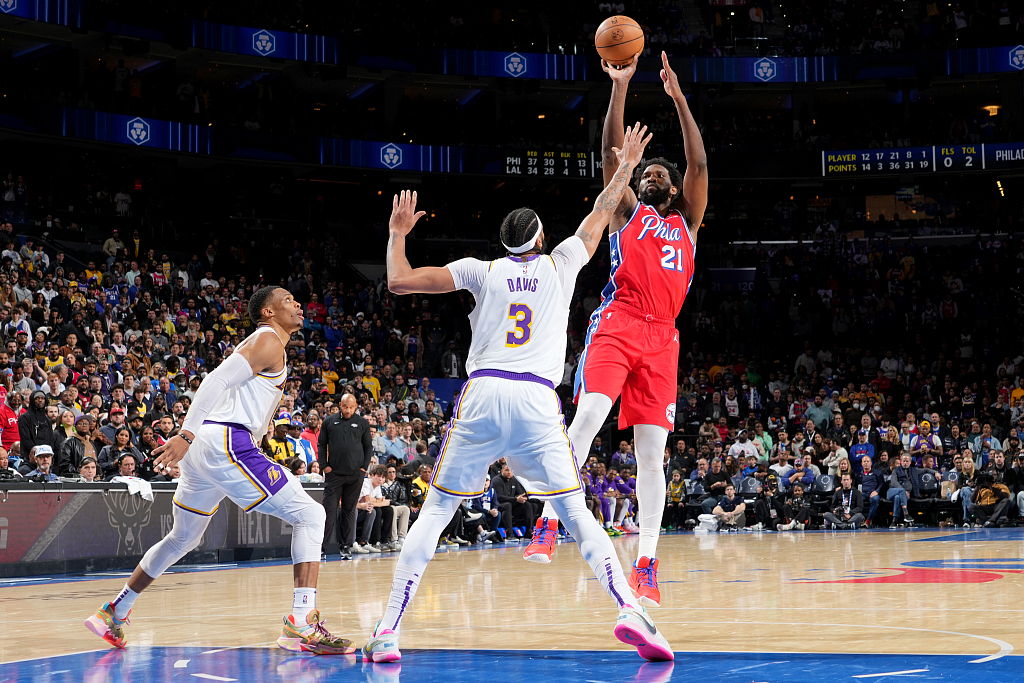 Joel Embiid (#21) of the Philadelphia 76ers shoots in the game against the Los Angeles Lakers at Wells Fargo Center in Philadelphia, Pennsylvania, December 9, 2022. /CFP