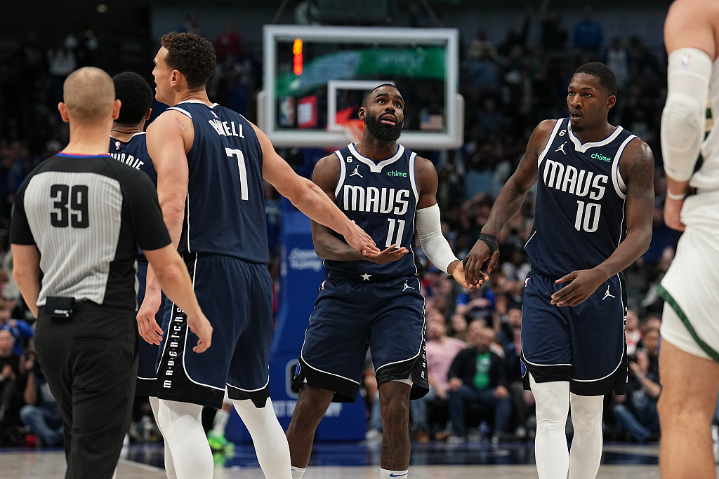 Dwight Poweel (#7), Tim Hardaway Jr. (#11) and Dorian Finney-Smith (#10) of the Dallas Mavericks look on in the game against the Milwaukee Bucks at American Airlines Center in Dallas, Texas, December 9, 2022. /CFP