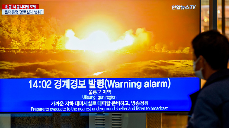 A TV news report on the Democratic People's Republic of Korea's missile launch from Ulleungdo island, at a railway station in Seoul, the ROK, November 2, 2022. /CFP