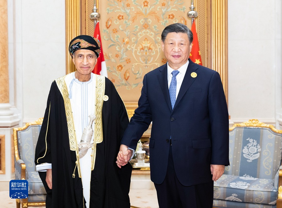Chinese President Xi Jinping (R) meets with Omani Deputy Prime Minister for the Council of Ministers Sayyid Fahd bin Mahmoud Al Said in Riyadh, Saudi Arabia, December 9, 2022. /Xinhua 
