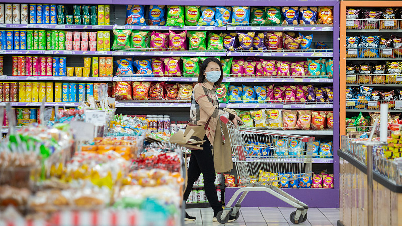 A consumer browses a supermarket in Nanjing, Jiangsu Province, China, November 9, 2022. /CFP