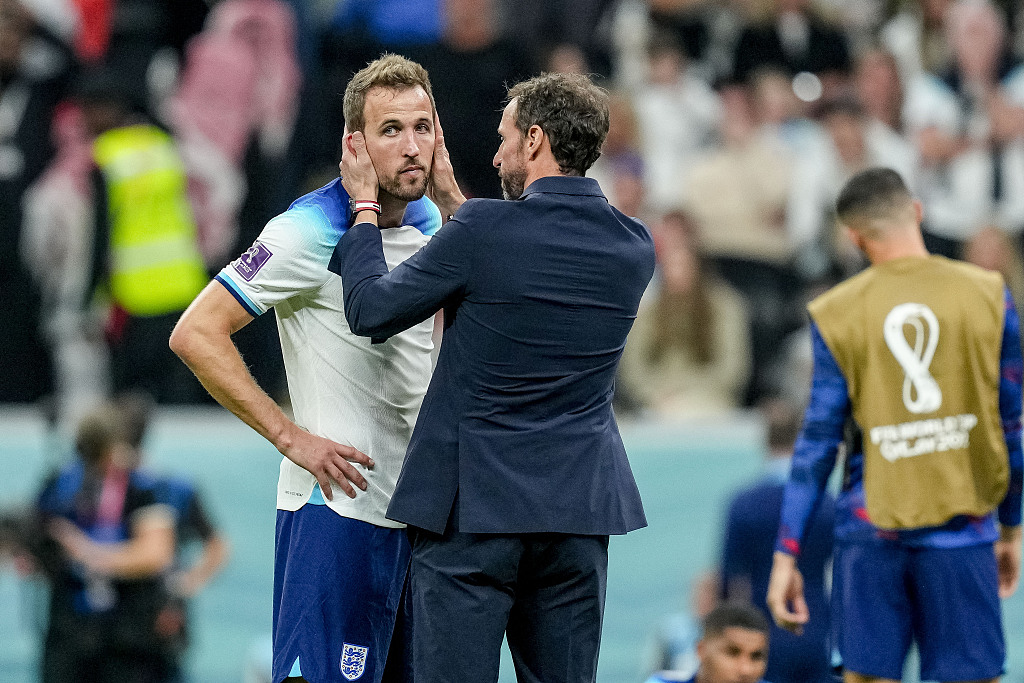 Gareth Southgate (R), manager of England, comforts his player Harry Kane after the 2-1 loss to France in the FIFA World Cup quarterfinals at Al Bayt Stadium in Qatar, December 10, 2022. /CFP 