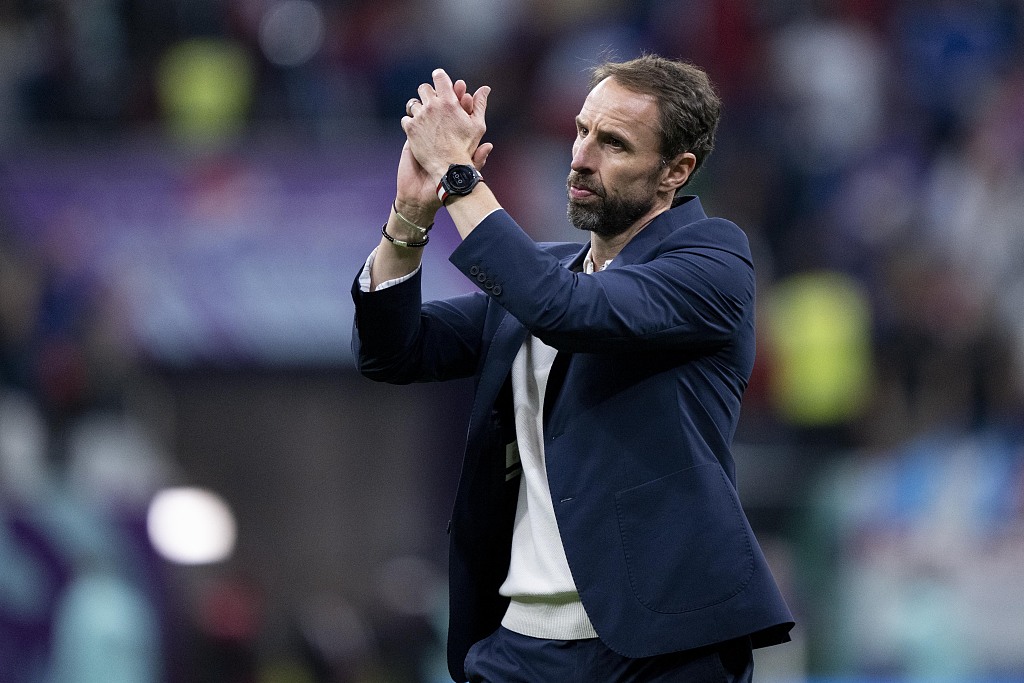 Gareth Southgate, manager of England, applauds the fans after the 2-1 loss to France in the FIFA World Cup quarterfinals at Al Bayt Stadium in Qatar, December 10, 2022. /CFP