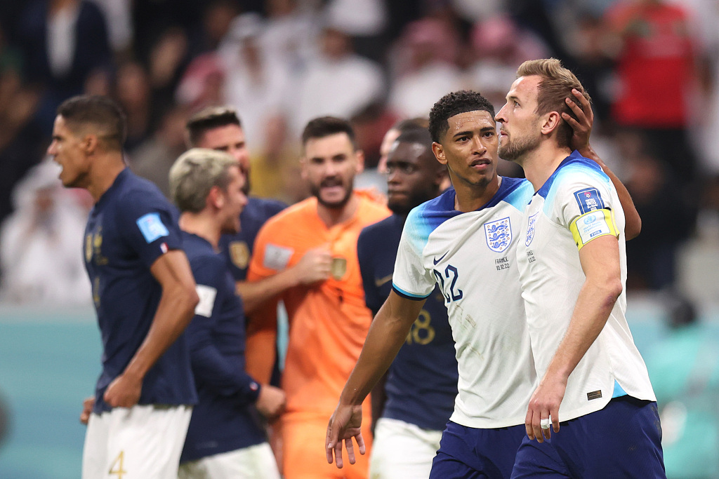 England's Jude Bellingham (2nd R) consoles Harry Kane after the latter missed a penalty during the World Cup quarterfinal match against France in Al Khor, Qatar, December 10, 2022. /CFP