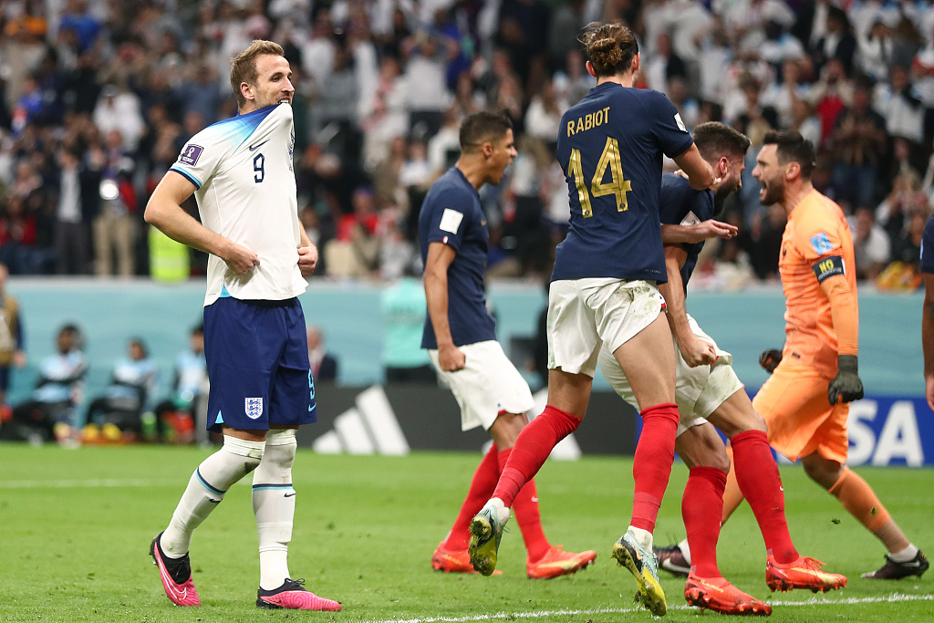 England's Harry Kane (L) and French players are pictured after Kane missed a penalty during their World Cup quarterfinal match in Al Khor, Qatar, December 10, 2022. /CFP