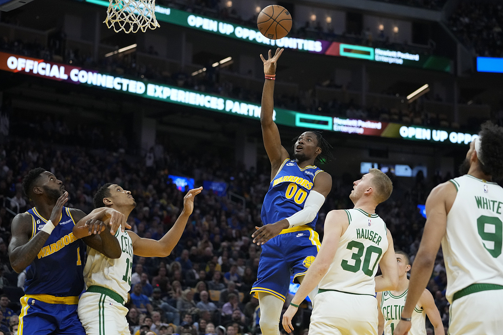 Jonathan Kuminga (#00) of the Golden State Warriors shoots in the game against the Boston Celtics at Chase Center in San Francisco, California, December 10, 2022. /CFP