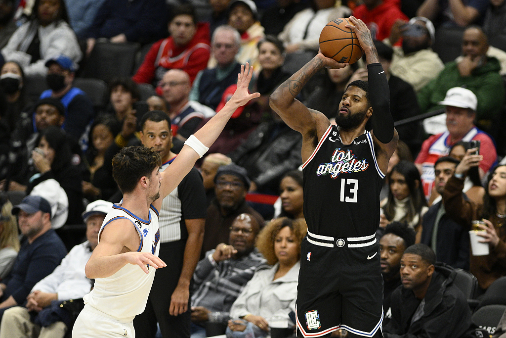 Paul George (#13) of the Los Angeles Clippers shoots in the game against the Washington Wizards at Capital One Arena in Washington, D.C., December 10, 2022. /CFP