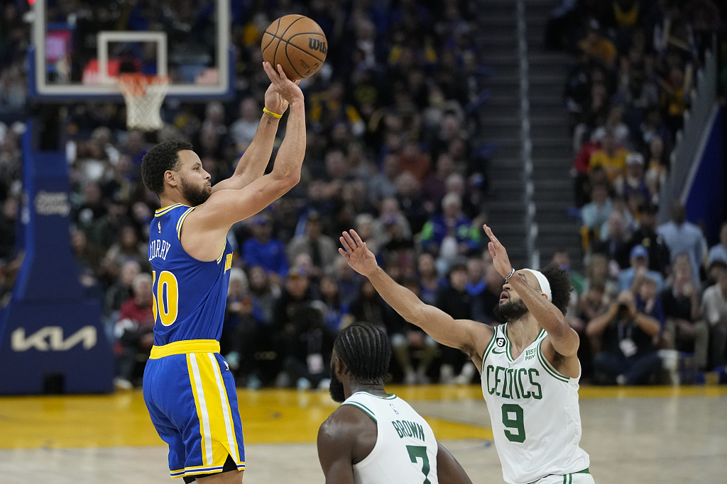 Stephen Curry (#30) of the Golden State Warriors shoots in the game against the Boston Celtics at Chase Center in San Francisco, California, December 10, 2022. /CFP