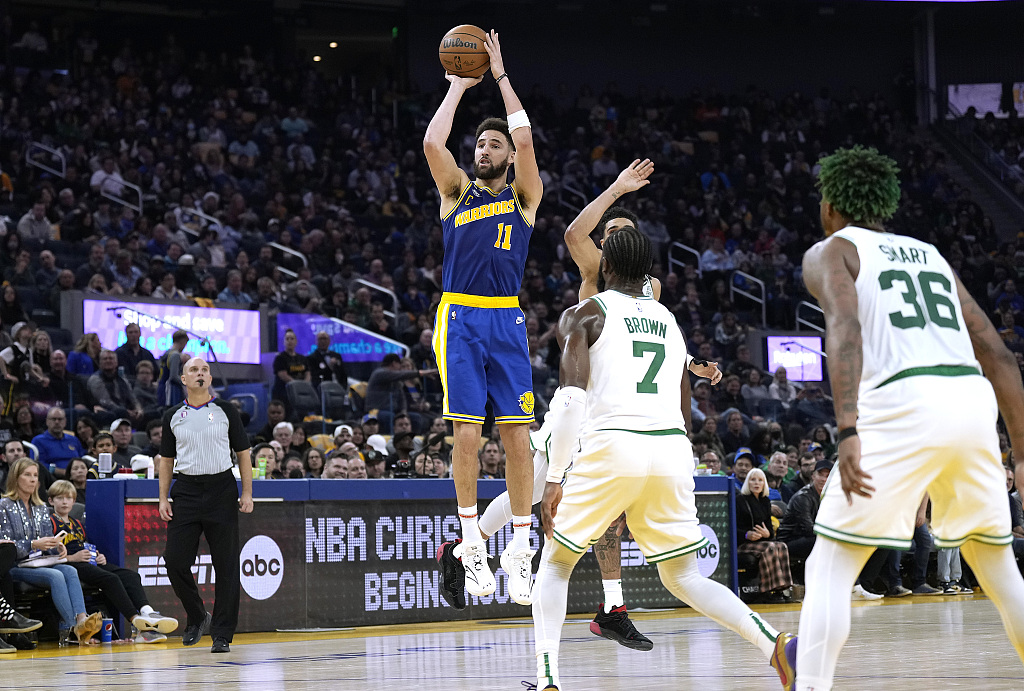 Klay Thompson (#11) of the Golden State Warriors shoots in the game against the Boston Celtics at Chase Center in San Francisco, California, December 10, 2022. /CFP