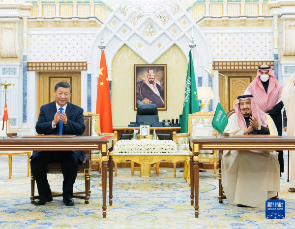 Chinese President Xi Jinping with Saudi King Salman bin Abdulaziz Al Saud during their meeting at Al-Yamamah Palace, Riyadh, Saudi Arabia, Debember 8, 2022. /Chinese Ministry of Foreign Affairs 