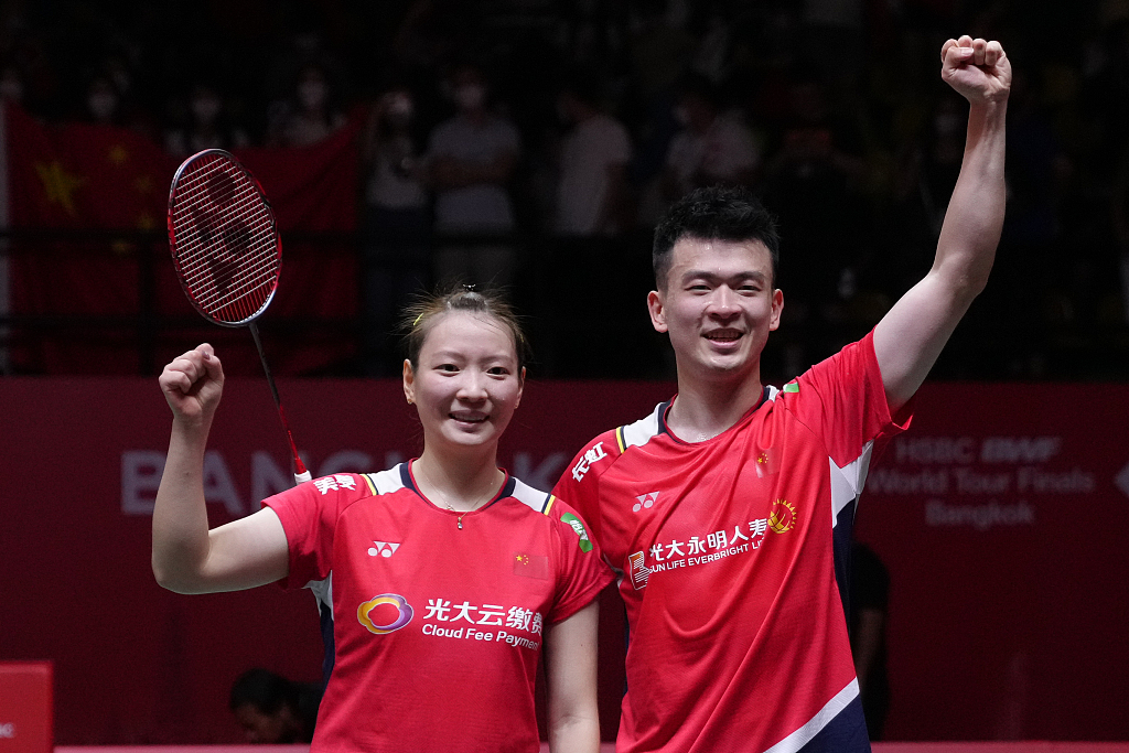 Huang Yaqiong (L) and Zheng Siwei of China won the mixed doubles title at the BWF World Tour Finals in Bangkok, Thailand, December 11, 2022. /CFP