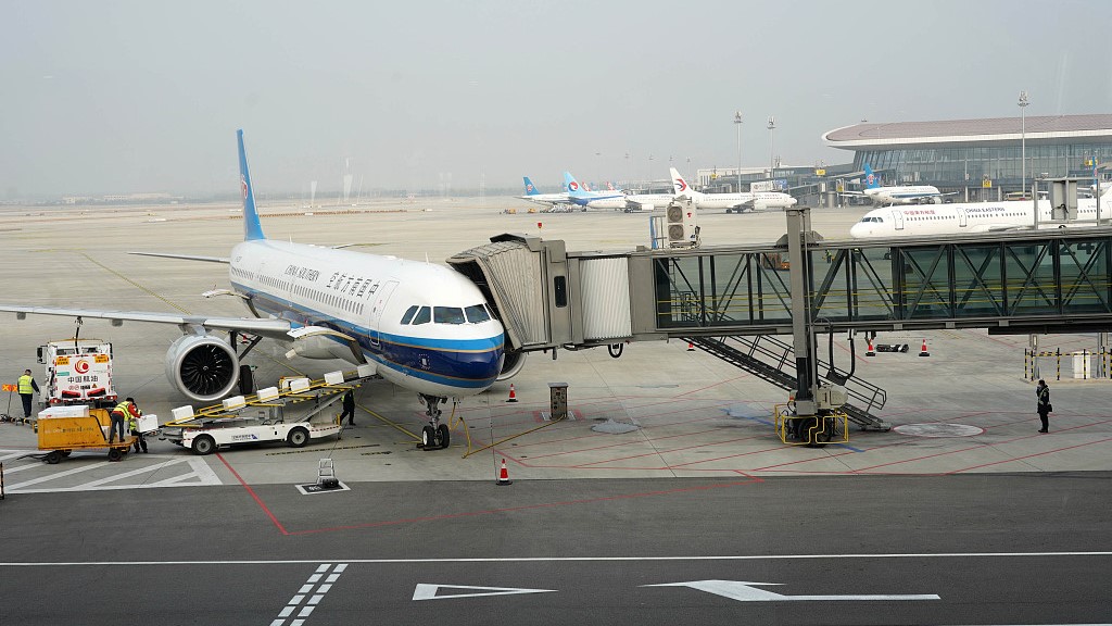 A flight loading cargoes at the Beijing Daxing International Airport, Beijing, China, November 19, 2022. /CFP