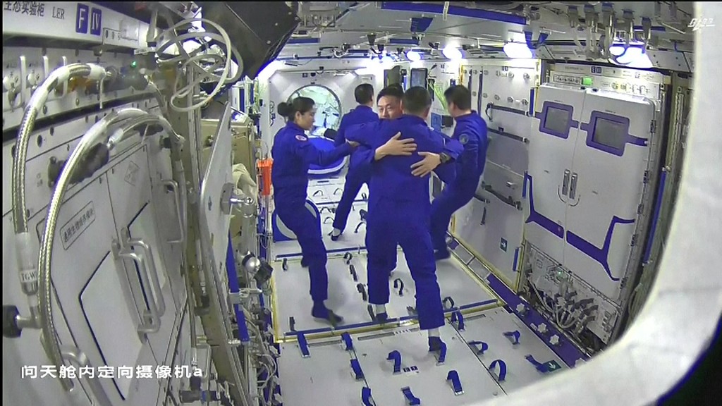 The Shenzhou-15 crew members gather with the Shenzhou-14 teammates in China's space station, November 30, 2022. /CFP

