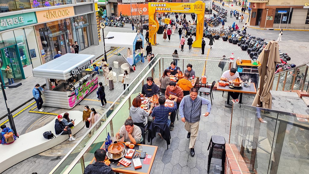 Diners eat hot pot at West Nanjing Road in Shanghai, China, November 25, 2022. /CFP