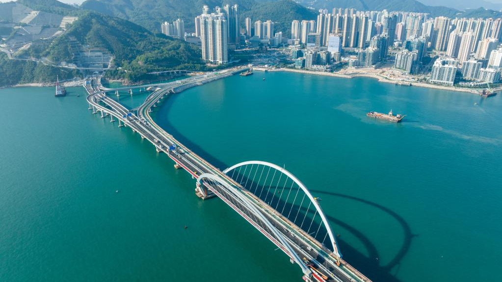 An aerial photo shows the Tseung Kwan O Cross Bay Bridge in Hong Kong, south China, December 8, 2022. /Xinhua