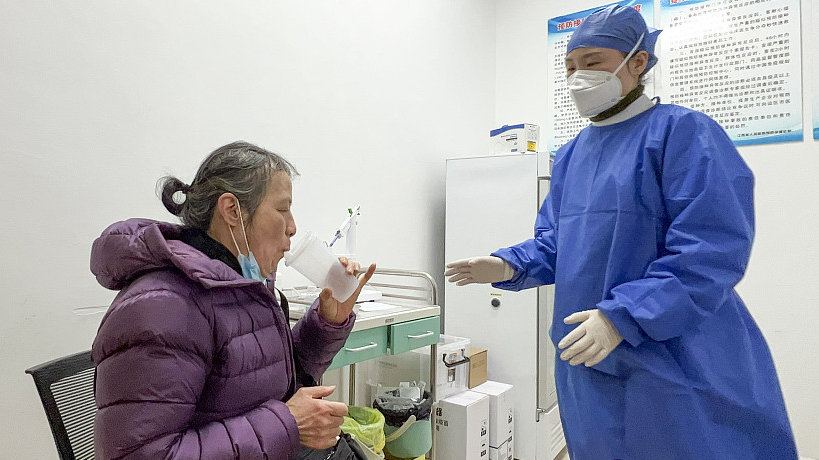 A senior uses an inhalable COVID-19 booster at a local hospital in Nanchang City, south China's Jiangxi Province, December 7, 2022. /CFP