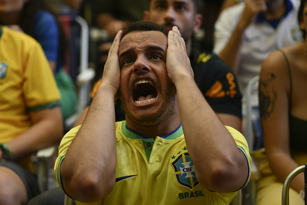 A Brazilian fan reacts while watching the live broadcast of the Qatar 2022 World Cup match between Brazil and Croatia at a bar in Brasilia, Brazil, December 9, 2022. /CFP