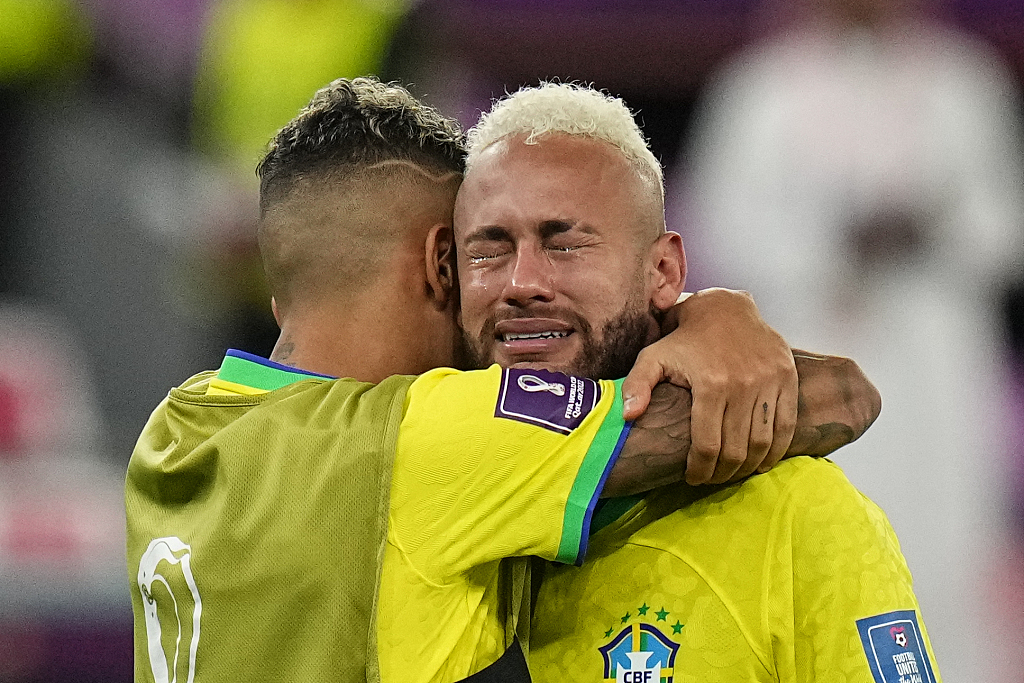 Neymar of Brazil (R) cries after his team loses to Croatia 5-3 during the quarterfinals at the World Cup in Al Rayyan, Qatar, December 9, 2022. /CFP