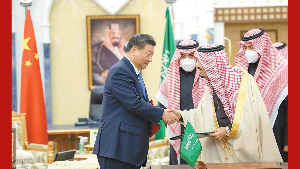 Chinese President Xi Jinping shake hands with Saudi King Salman bin Abdulaziz Al Saud at Riyadh's al-Yamamah Palace in Saudi Arabia, December 8, 2022. /Xinhua