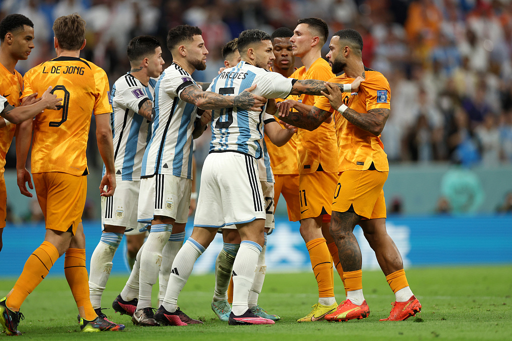 Players of Argentina (in white and blue) clash with players of the Netherlands during the FIFA World Cup quarterfinals at Lusail Stadium in Qatar, December 9, 2022. /CFP