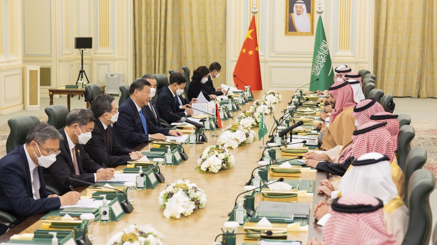 Chinese President Xi Jinping holds talks with Saudi Crown Prince and Prime Minister Mohammed bin Salman Al Saud at the royal palace in Riyadh, Saudi Arabia, December 8, 2022. /Xinhua