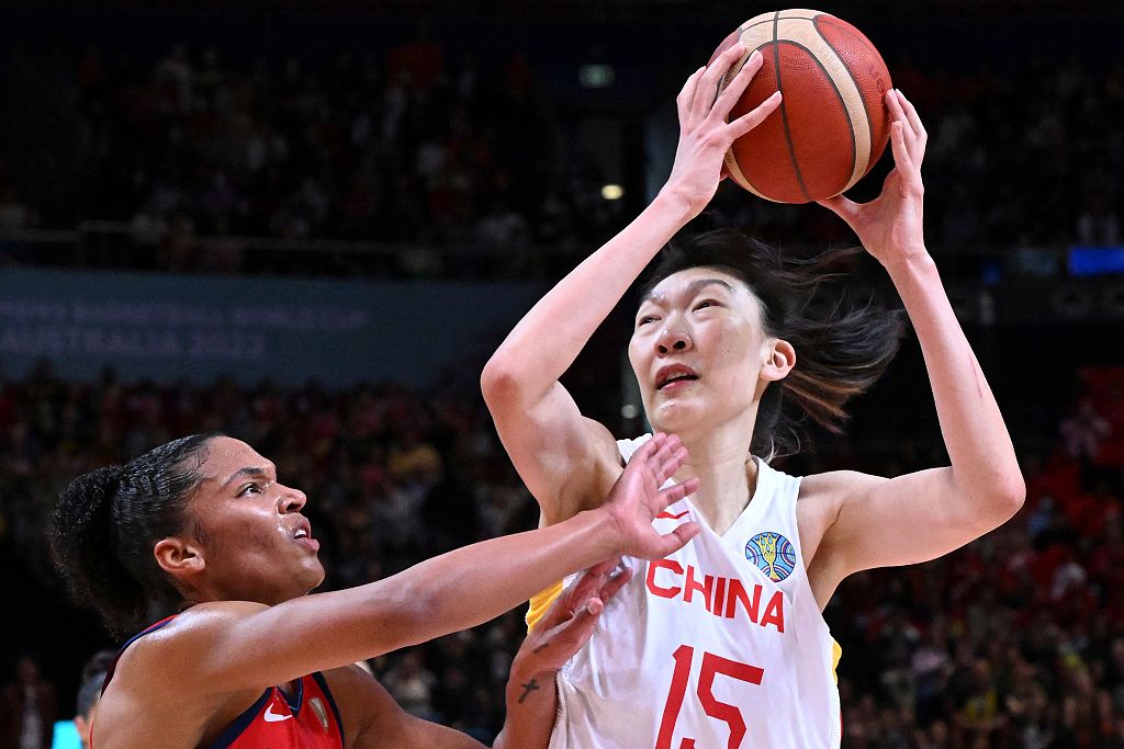 Han Xu (R) of China drives toward the rim in the FIBA Women's Basketball World Cup final agains the USA at the Superdome, in Sydney, Australia, October 1, 2022. /CFP